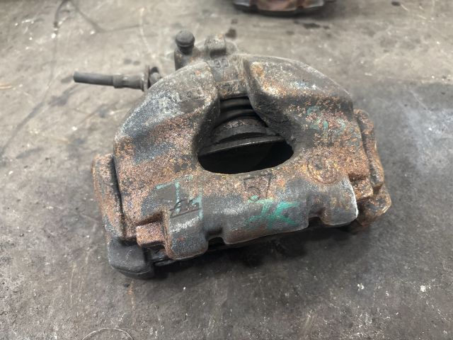 bontott VW TRANSPORTER Jobb első Féknyereg Munkahengerrel