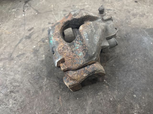 bontott VW TRANSPORTER Jobb első Féknyereg Munkahengerrel