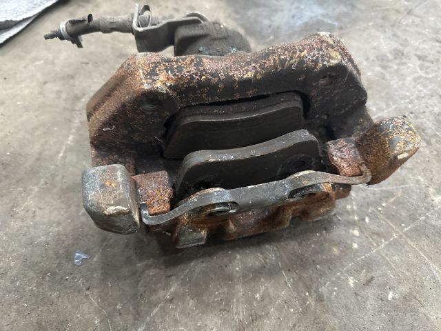 bontott VW TRANSPORTER Bal első Féknyereg Munkahengerrel