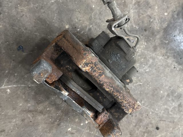 bontott VW TRANSPORTER Bal első Féknyereg Munkahengerrel