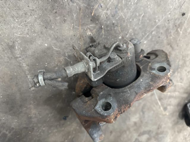 bontott VW TRANSPORTER Bal első Féknyereg Munkahengerrel