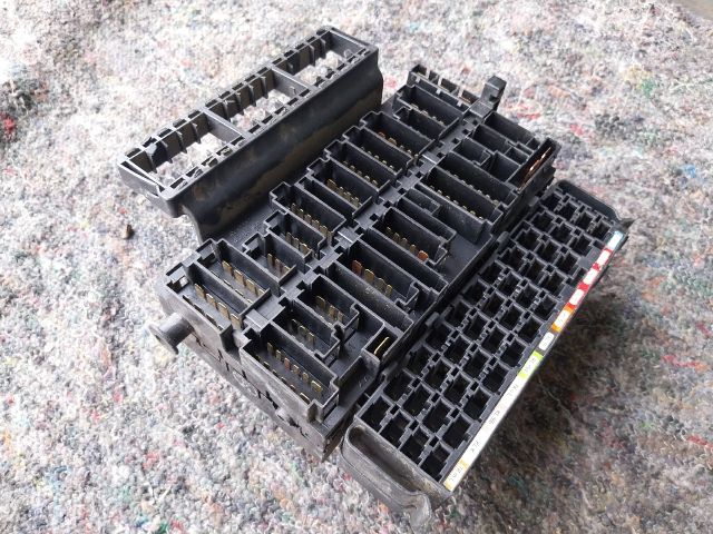 bontott VW TRANSPORTER Biztosítéktábla Motortér