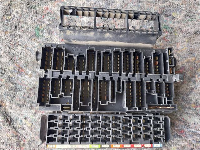 bontott VW TRANSPORTER Biztosítéktábla Motortér