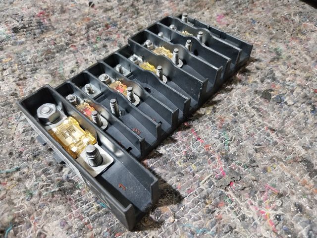 bontott VW TRANSPORTER Biztosítéktábla Motortér