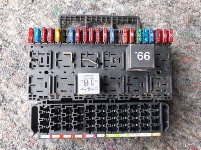 bontott VW TRANSPORTER Biztosítéktábla Motortér