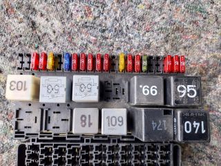 bontott VW TRANSPORTER Biztosítéktábla Motortér