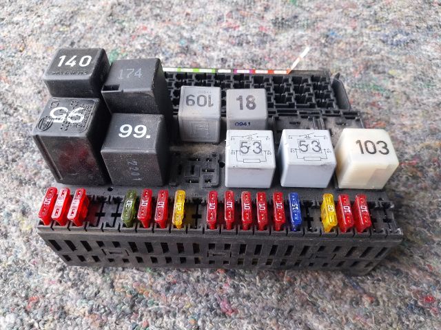 bontott VW TRANSPORTER Biztosítéktábla Motortér