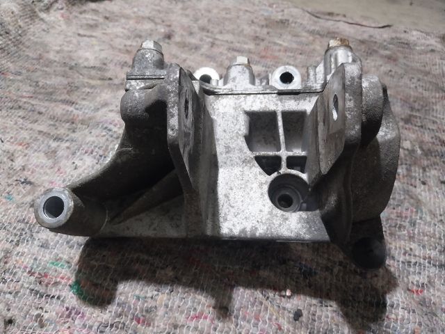 bontott VW TRANSPORTER Motor Tartó Bak (Fém)