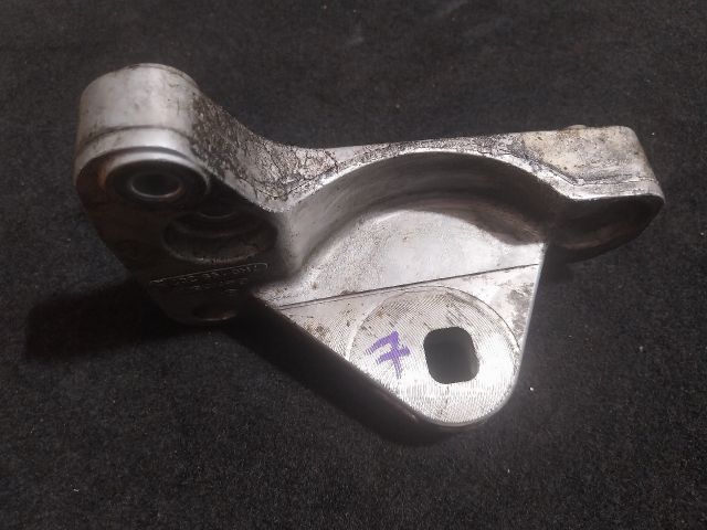 bontott VW TRANSPORTER Motor Tartó Bak Jobb