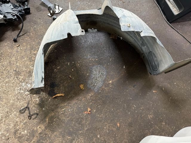 bontott VW TRANSPORTER Bal első Dobbetét (Kerékjárati, Műanyag)