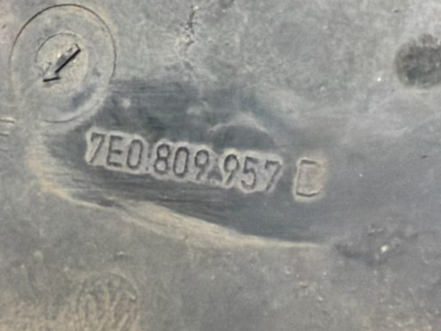 bontott VW TRANSPORTER Bal első Dobbetét (Kerékjárati, Műanyag)