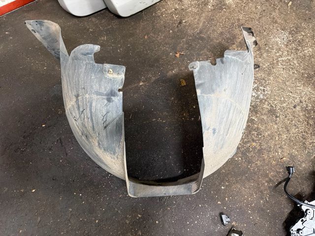 bontott VW TRANSPORTER Bal első Dobbetét (Kerékjárati, Műanyag)