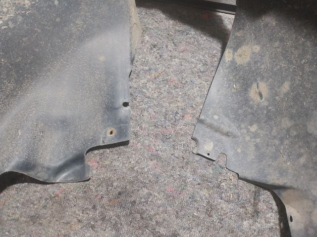 bontott VW TRANSPORTER Bal első Dobbetét (Kerékjárati, Műanyag)