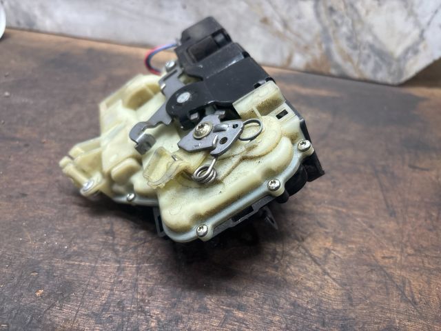 bontott VW TRANSPORTER Bal első Zárbetét