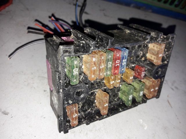 bontott VW TRANSPORTER Biztosítéktábla Motortér