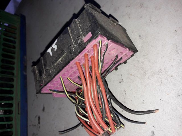 bontott VW TRANSPORTER Biztosítéktábla Motortér