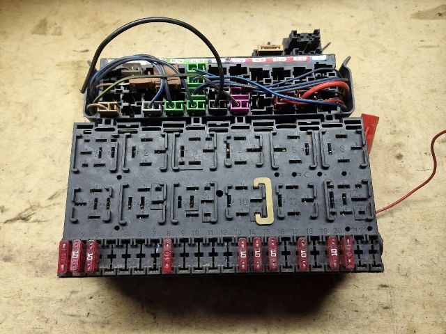 bontott VW TRANSPORTER Biztosítéktábla Utastér