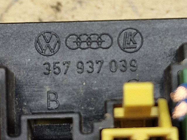 bontott VW TRANSPORTER Biztosítéktábla Utastér