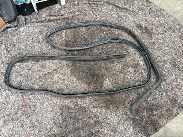 bontott VW TRANSPORTER Csomagtérajtó Gumikéder