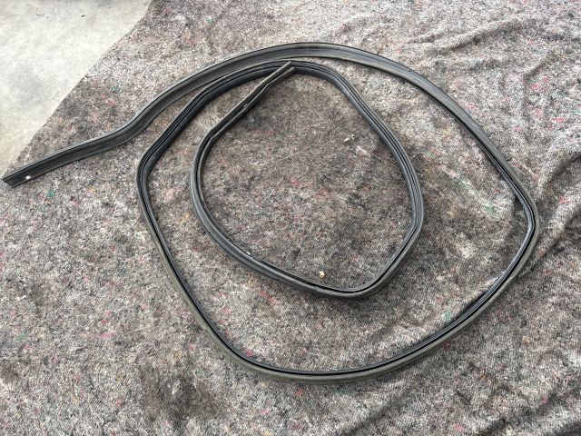 bontott VW TRANSPORTER Csomagtérajtó Gumikéder