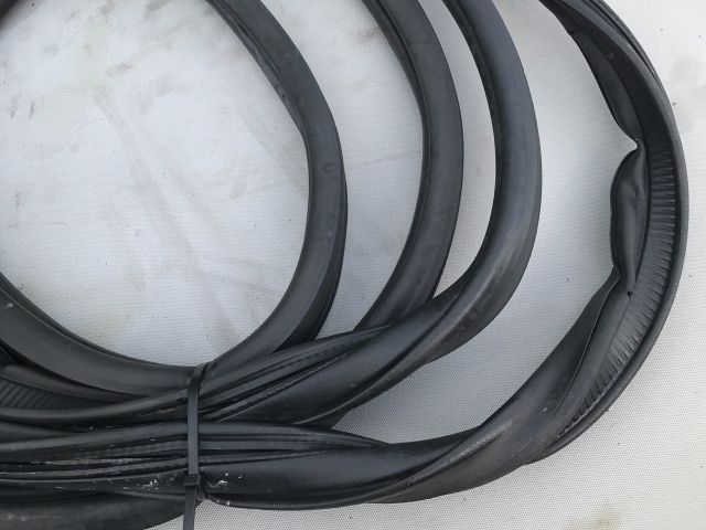 bontott VW TRANSPORTER Csomagtérajtó Gumikéder