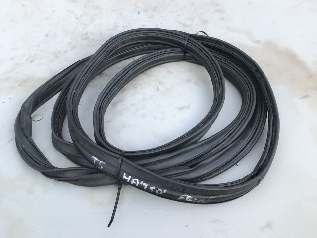 bontott VW TRANSPORTER Csomagtérajtó Gumikéder