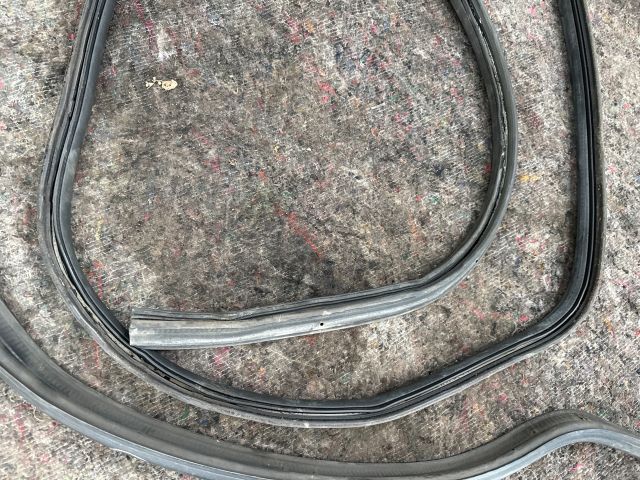 bontott VW TRANSPORTER Csomagtérajtó Gumikéder