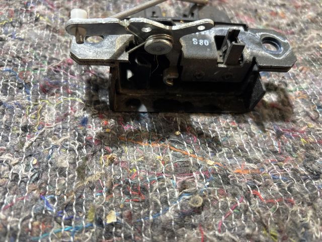 bontott VW TRANSPORTER Csomagtérajtó Zárbetét