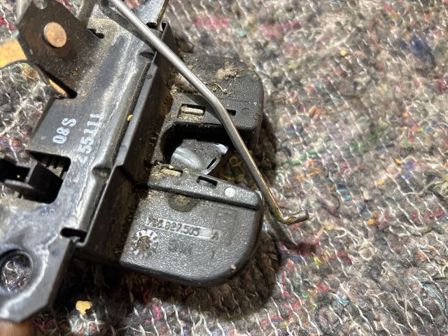 bontott VW TRANSPORTER Csomagtérajtó Zárbetét