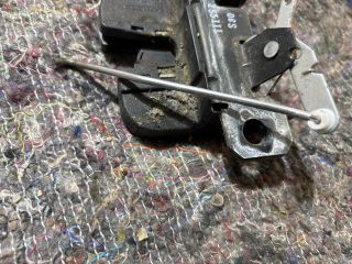 bontott VW TRANSPORTER Csomagtérajtó Zárbetét