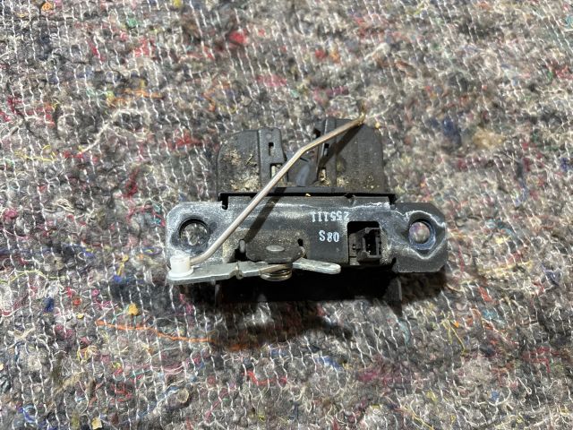 bontott VW TRANSPORTER Csomagtérajtó Zárbetét