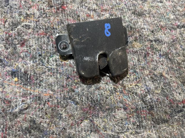 bontott VW TRANSPORTER Csomagtérajtó Zárbetét