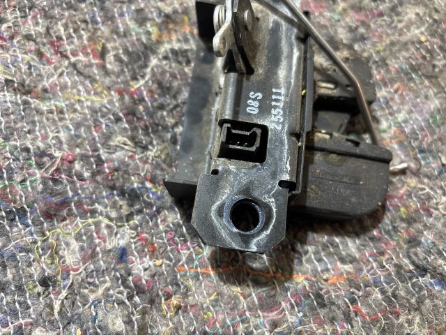 bontott VW TRANSPORTER Csomagtérajtó Zárbetét