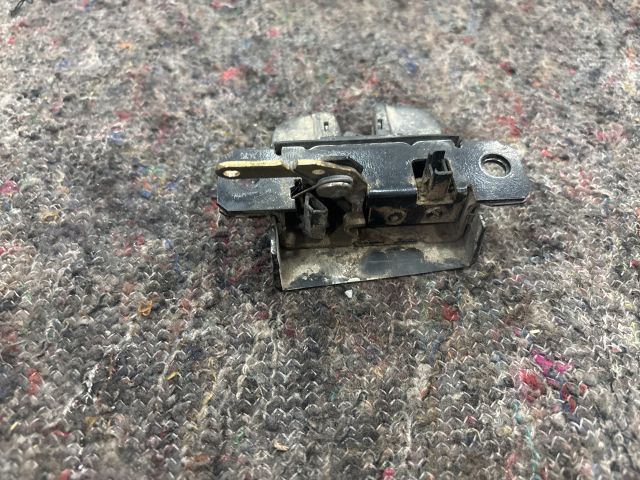 bontott VW TRANSPORTER Csomagtérajtó Zárszerkezet