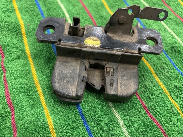 bontott VW TRANSPORTER Csomagtérajtó Zárszerkezet