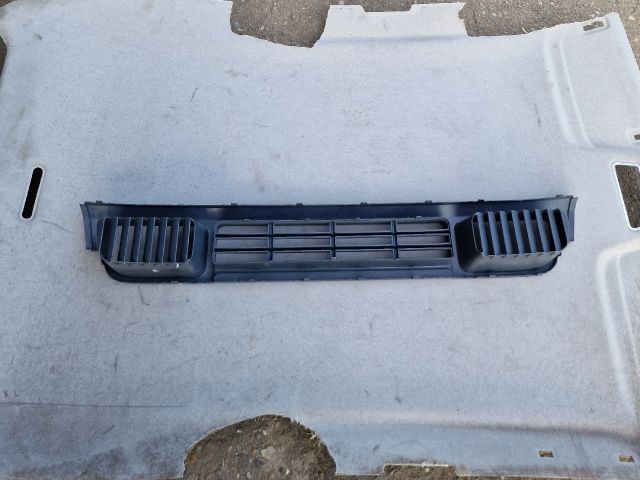 bontott VW TRANSPORTER Első Lökhárító Alsó Középső Díszrács