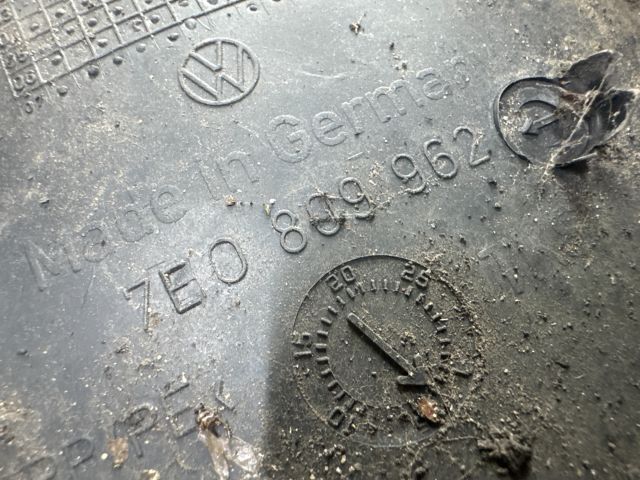 bontott VW TRANSPORTER Jobb első Dobbetét (Kerékjárati, Műanyag)