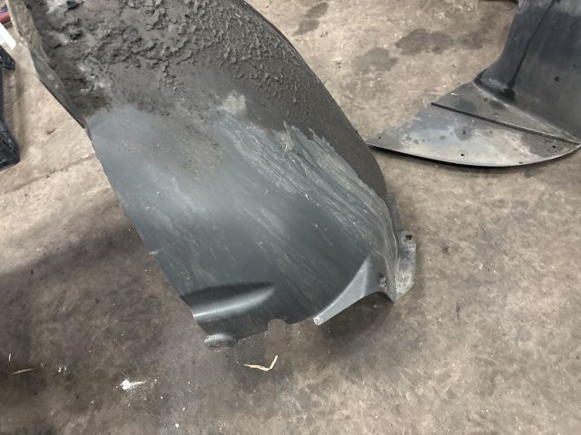 bontott VW TRANSPORTER Jobb első Első Dobbetét (Kerékjárati, Műanyag)