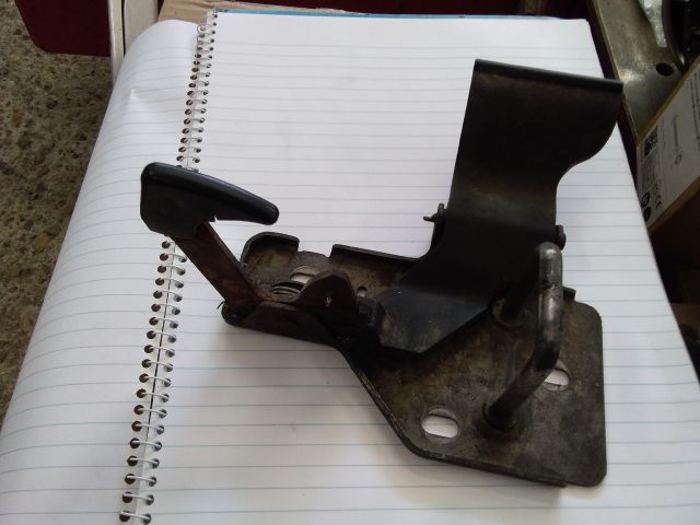 bontott VW TRANSPORTER Motorháztető Nyitó Kar / Gomb