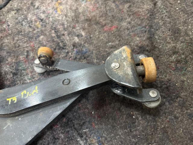 bontott VW TRANSPORTER Tolóajtó Sín Görgő