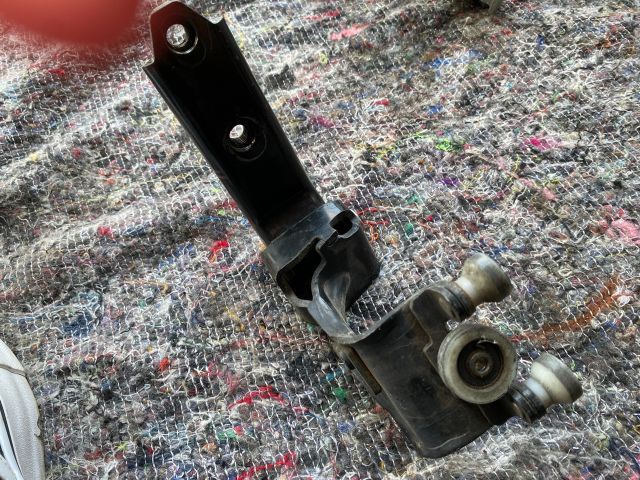 bontott VW TRANSPORTER Tolóajtó Sín Görgő