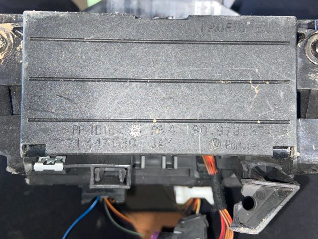 bontott VW UP Biztosítéktábla Motortér