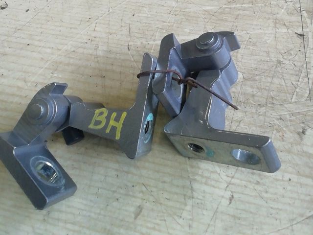 bontott VW UP Bal hátsó Zsanér