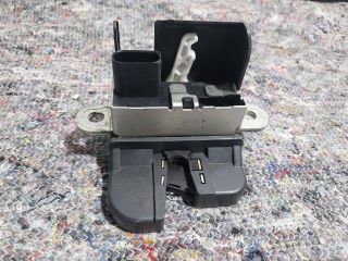 bontott VW UP Csomagtérajtó Zárbetét