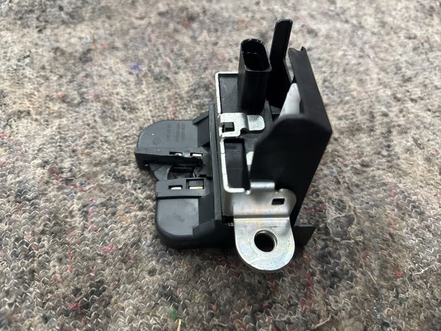 bontott VW UP Csomagtérajtó Zárbetét