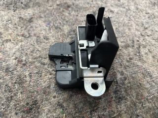 bontott VW UP Csomagtérajtó Zárbetét