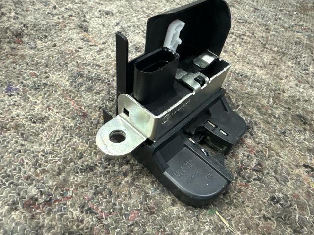 bontott VW UP Csomagtérajtó Zárbetét