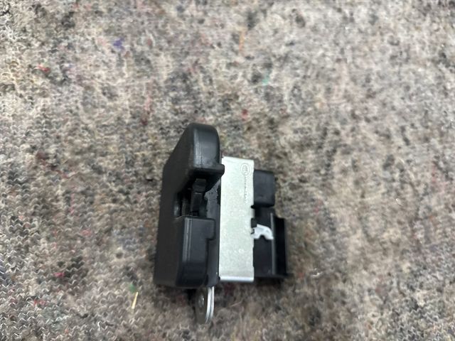 bontott VW UP Csomagtérajtó Zárbetét