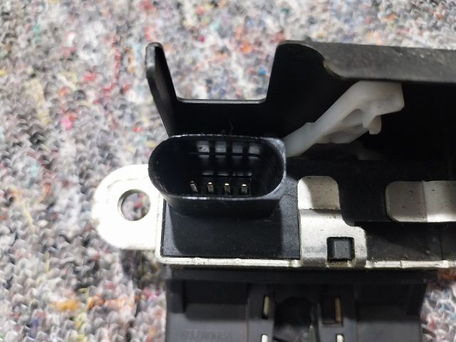 bontott VW UP Csomagtérajtó Zárbetét