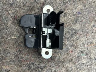 bontott VW UP Csomagtérajtó Zárbetét